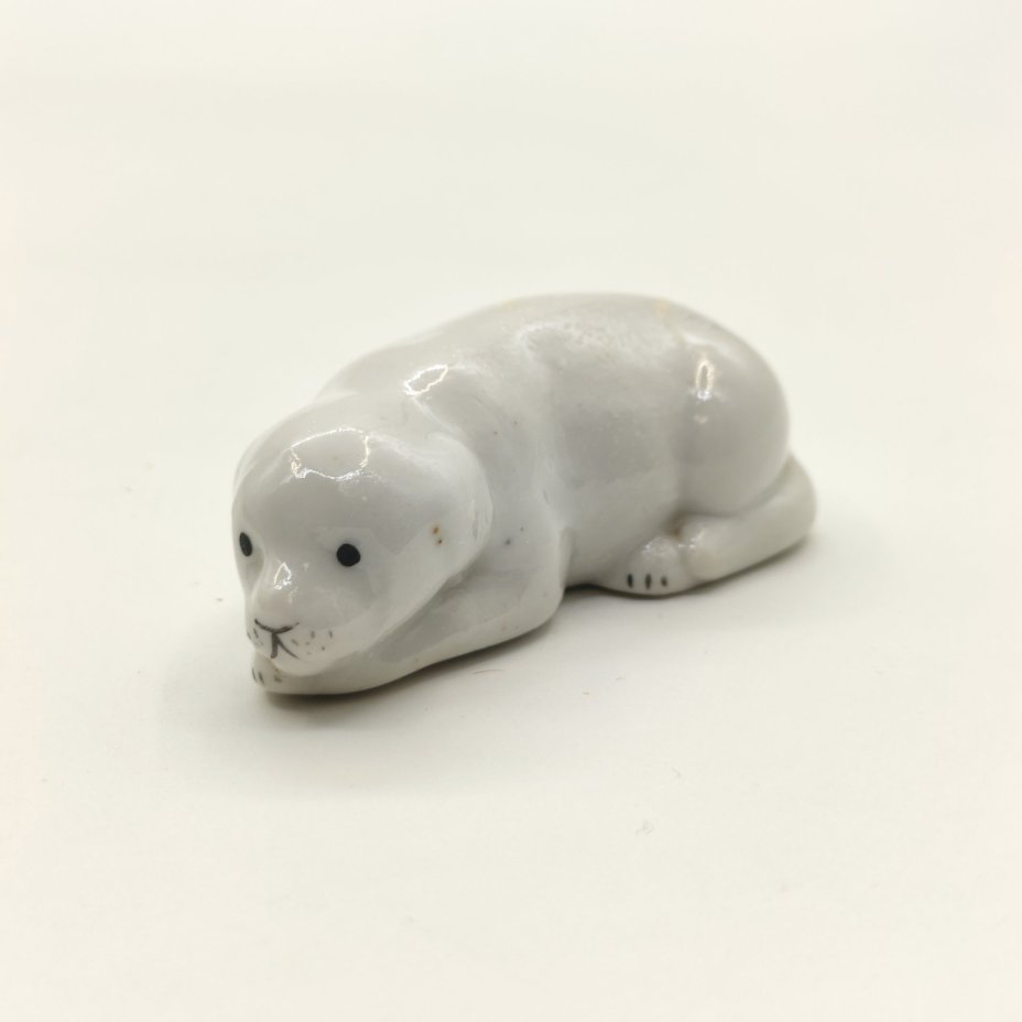 Статуэтка "Лежащая собака", фарфор, роспись, Полонский завод художественной керамики (Полонное ЗХК), СССР, 1956-1972 гг.