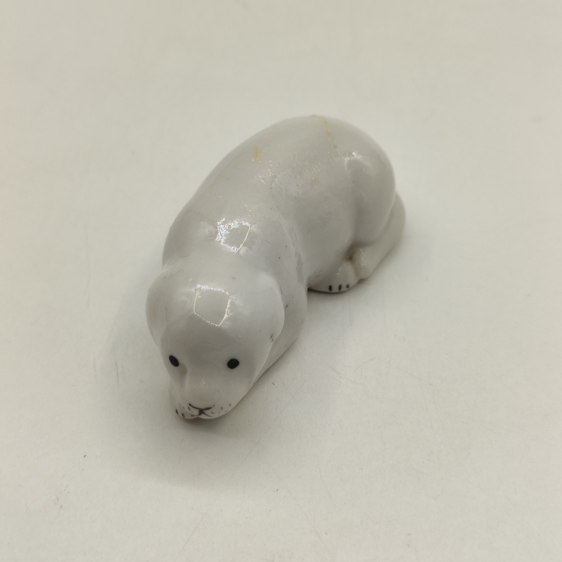 Статуэтка "Лежащая собака", фарфор, роспись, Полонский завод художественной керамики (Полонное ЗХК), СССР, 1956-1972 гг.