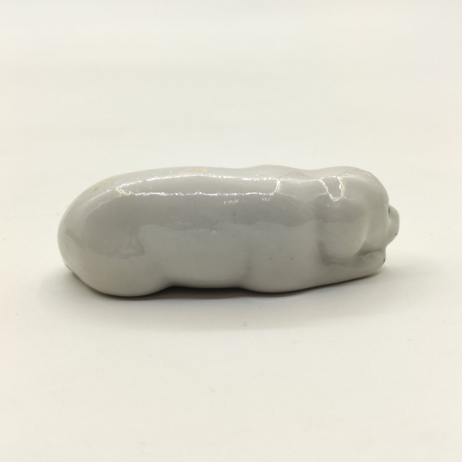 Статуэтка "Лежащая собака", фарфор, роспись, Полонский завод художественной керамики (Полонное ЗХК), СССР, 1956-1972 гг.