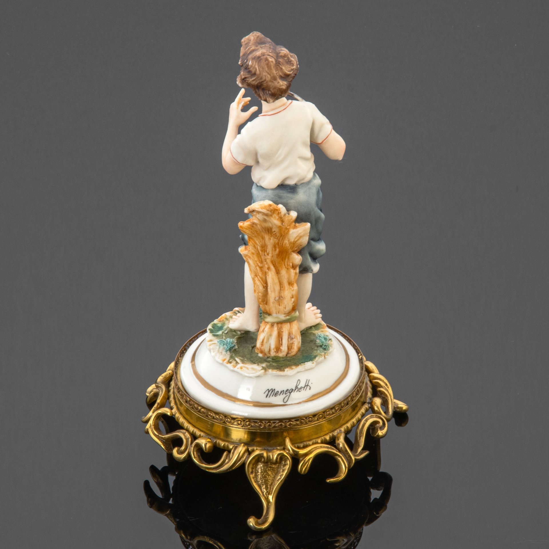 Статуэтка "Мальчик с серпом", на золоченой подставке. В стилистике Capodimonte (Meneghetti)