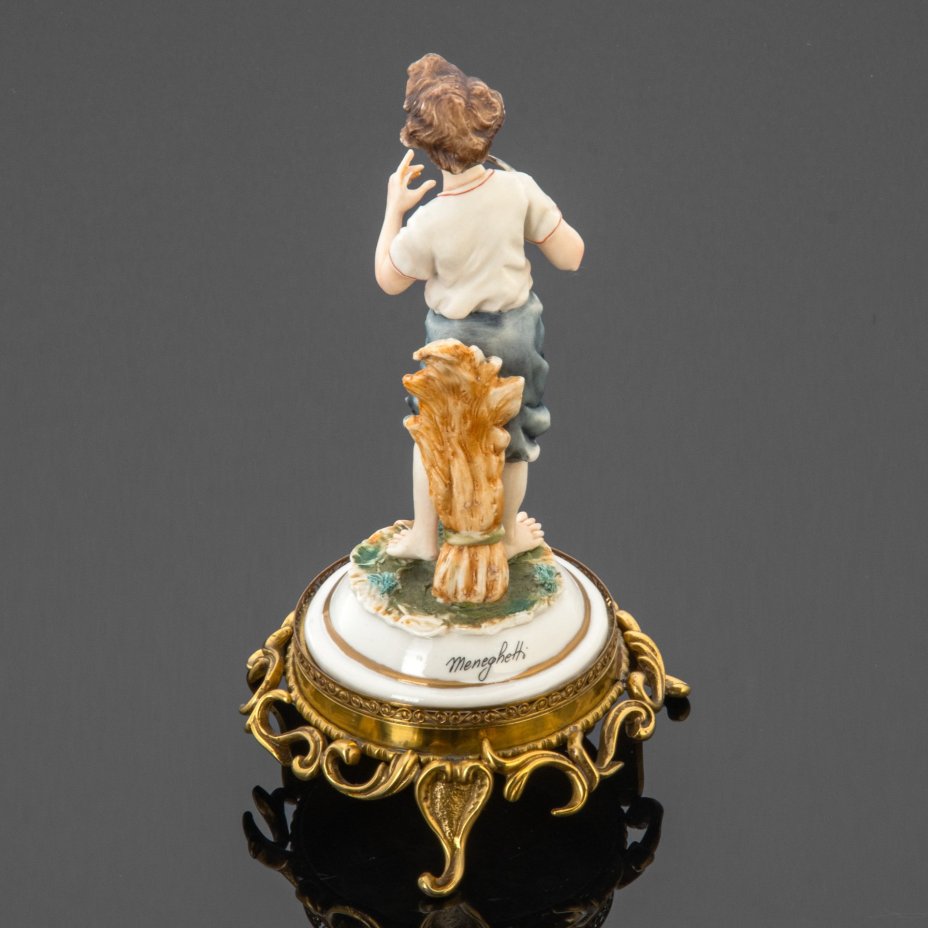 Статуэтка "Мальчик с серпом", на золоченой подставке. В стилистике Capodimonte (Meneghetti)