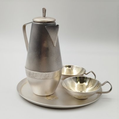 Набор для подачи напитков (чайник и две чашки), украшенный цветочным декором