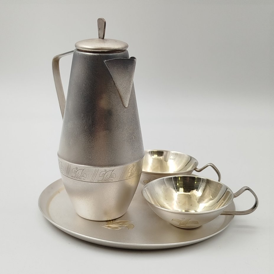 Набор для подачи напитков (чайник и две чашки), украшенный цветочным декором