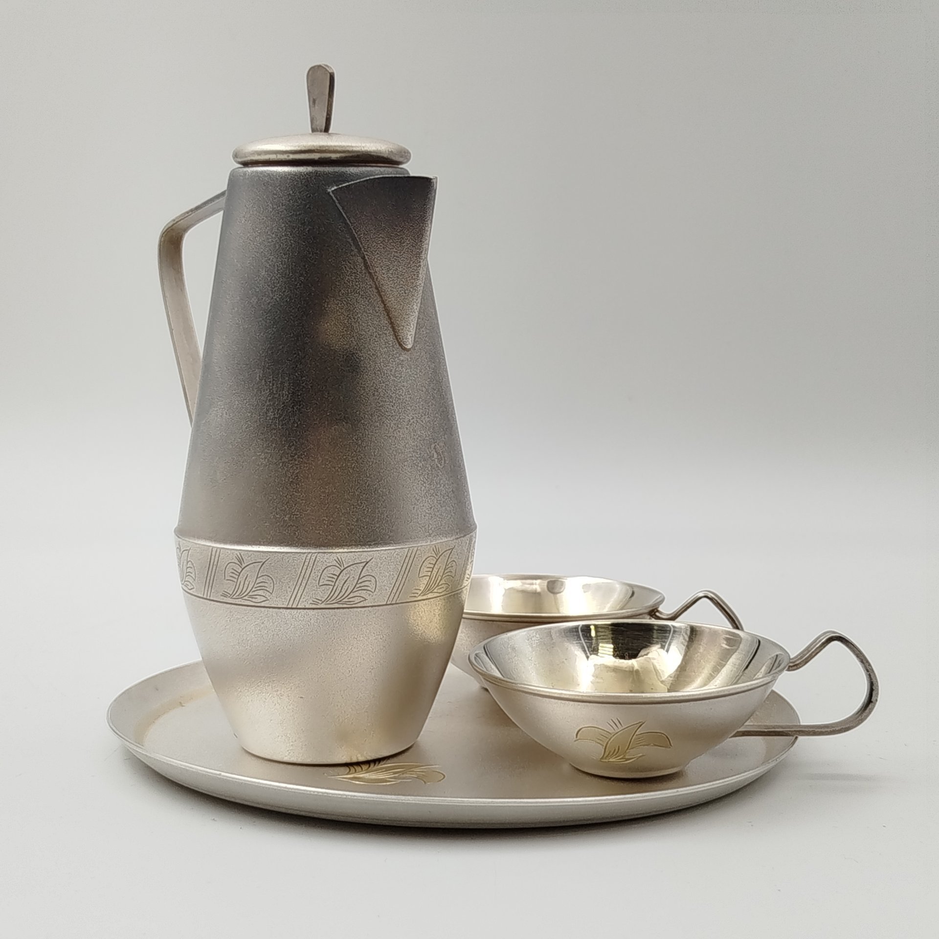 Набор для подачи напитков (чайник и две чашки), украшенный цветочным декором