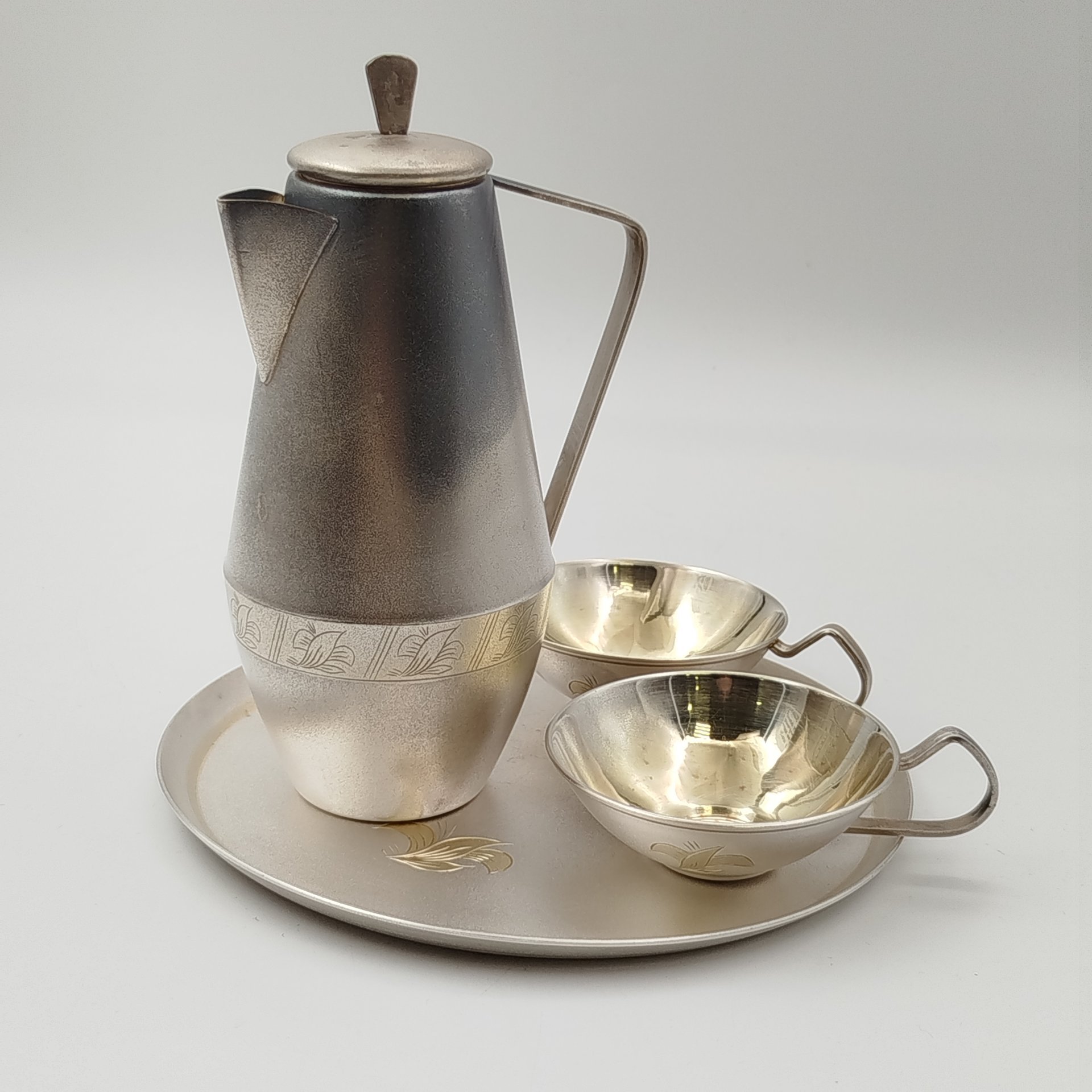 Набор для подачи напитков (чайник и две чашки), украшенный цветочным декором