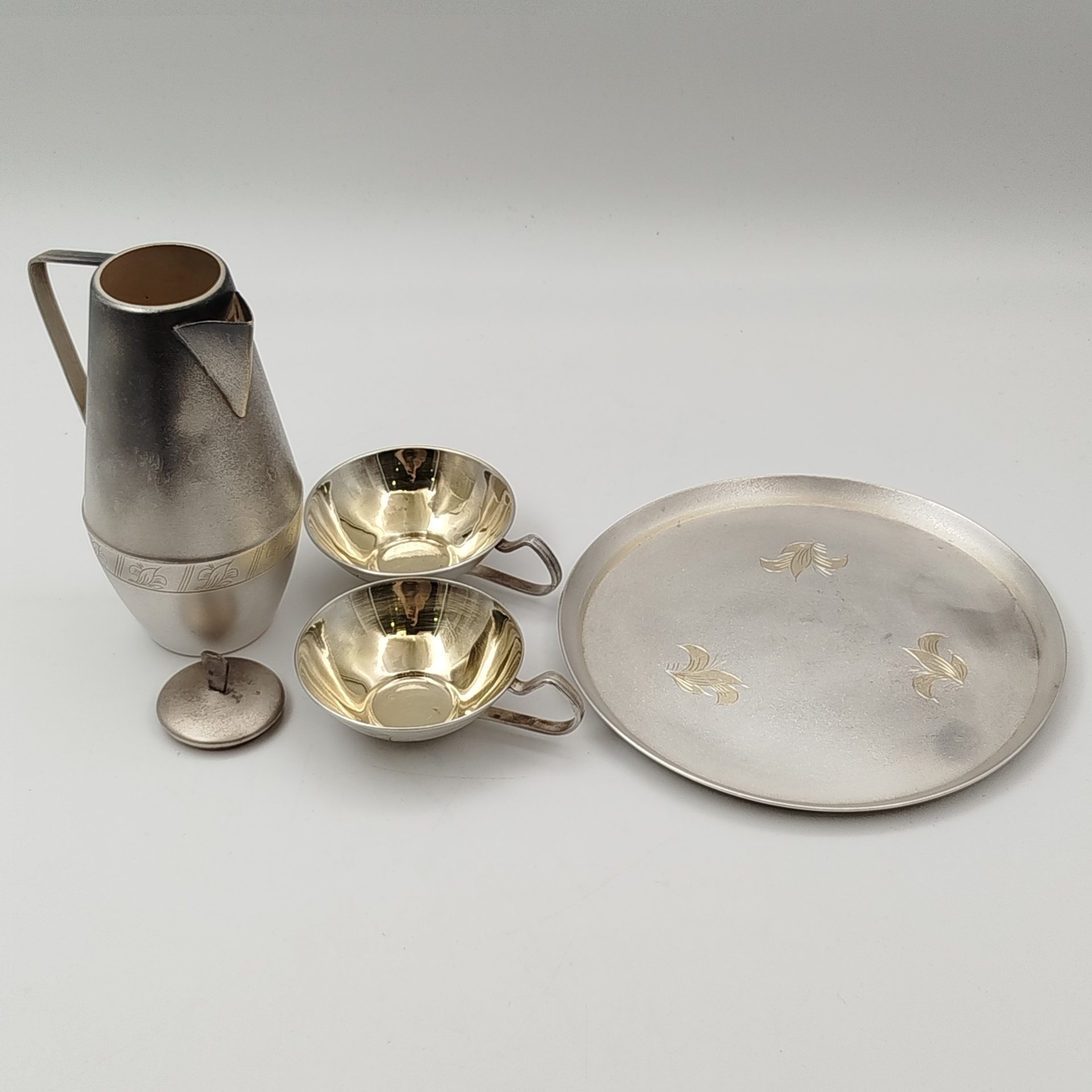 Набор для подачи напитков (чайник и две чашки), украшенный цветочным декором