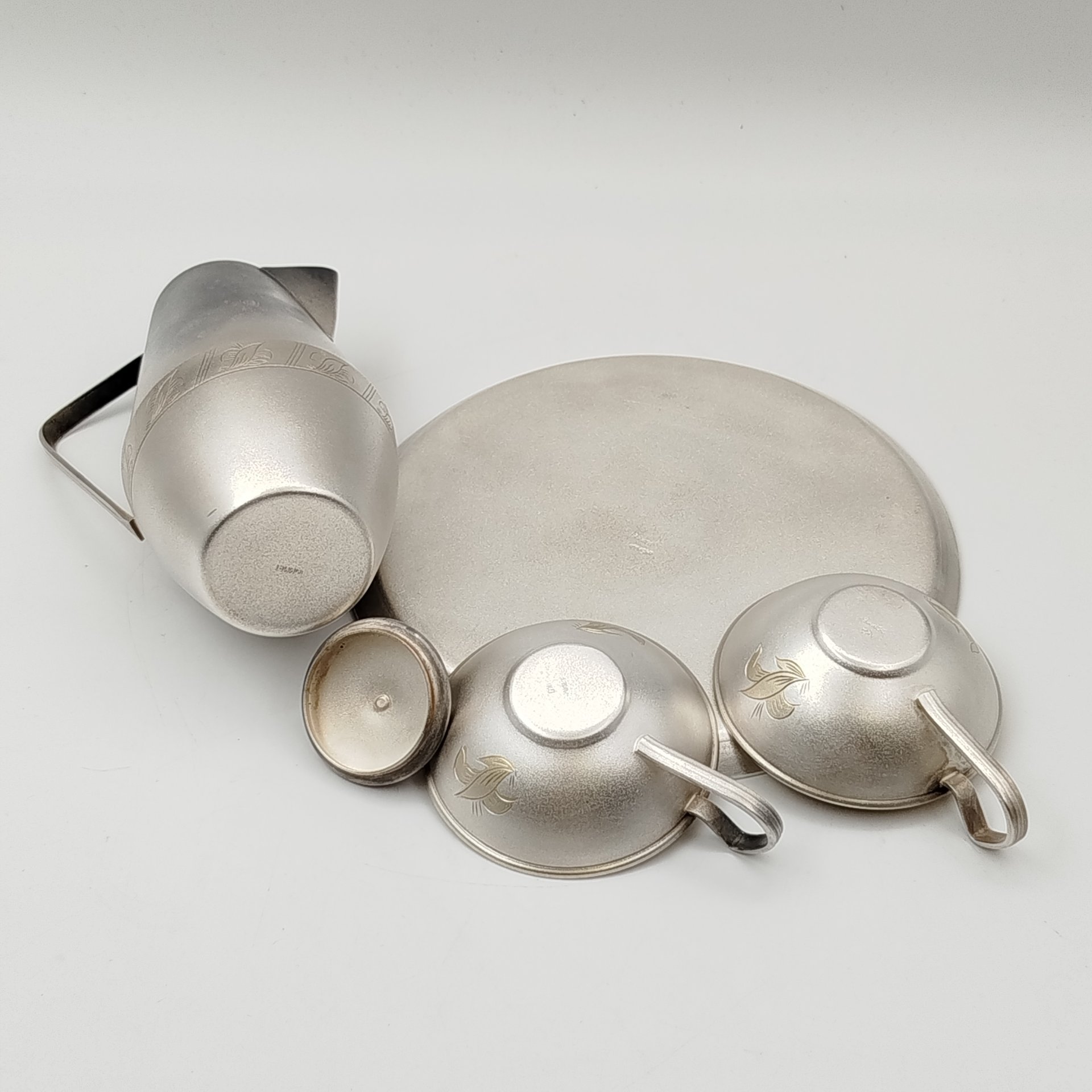 Набор для подачи напитков (чайник и две чашки), украшенный цветочным декором