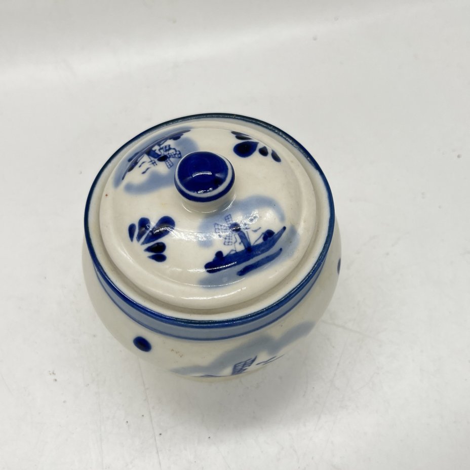 Сахарница небольшого размера с декором в виде ветряных мельниц, фарфор, роспись, Delfts Blauw, Нидерланды, 1980-2000 гг.