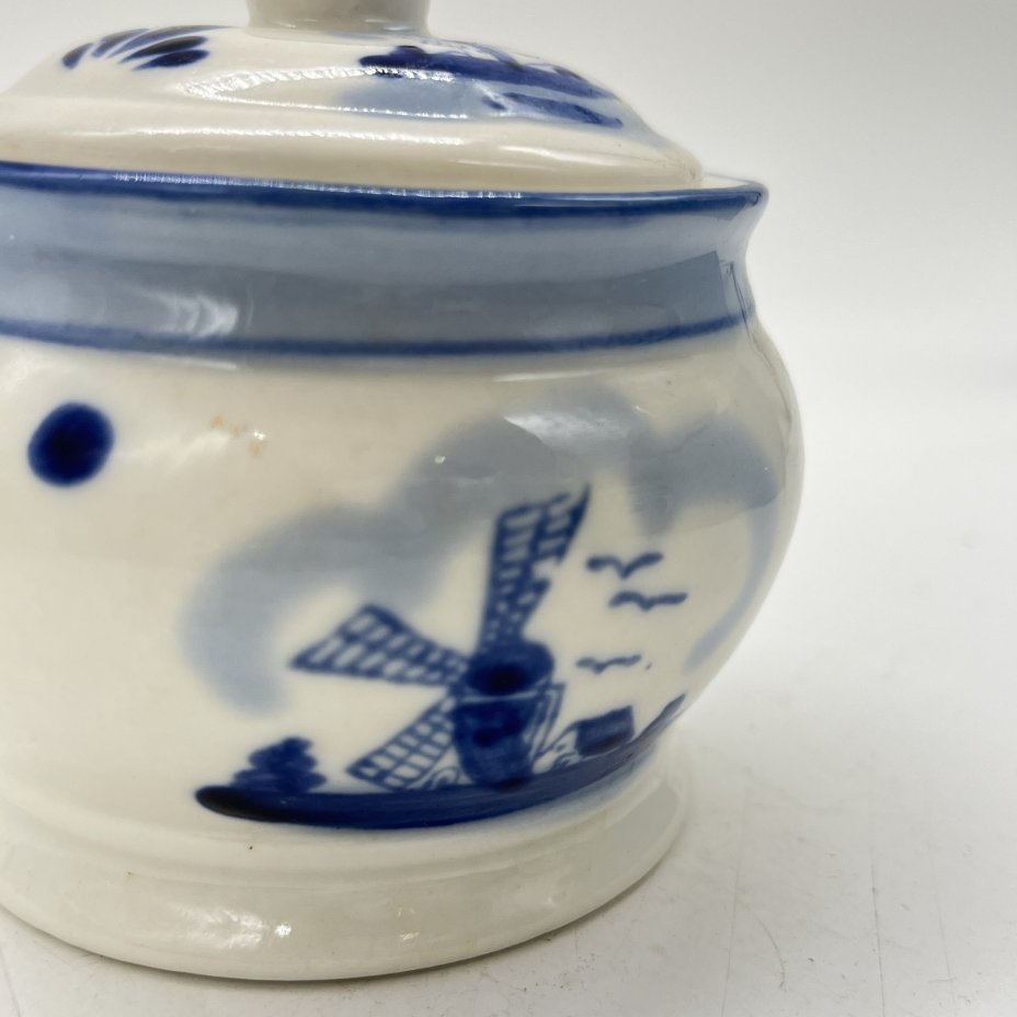 Сахарница небольшого размера с декором в виде ветряных мельниц, фарфор, роспись, Delfts Blauw, Нидерланды, 1980-2000 гг.