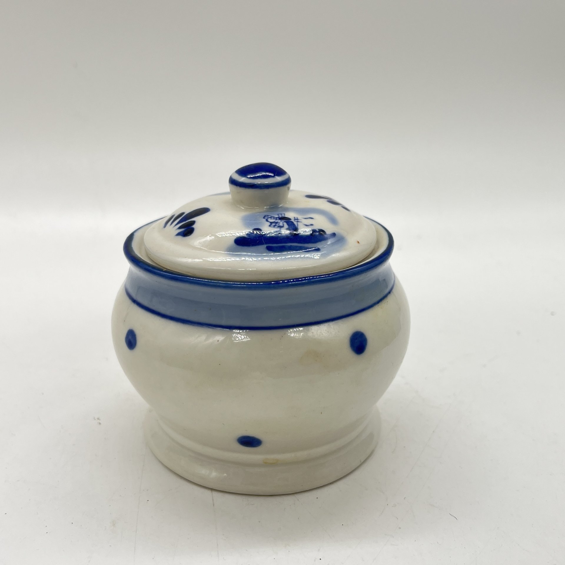 Сахарница небольшого размера с декором в виде ветряных мельниц, фарфор, роспись, Delfts Blauw, Нидерланды, 1980-2000 гг.