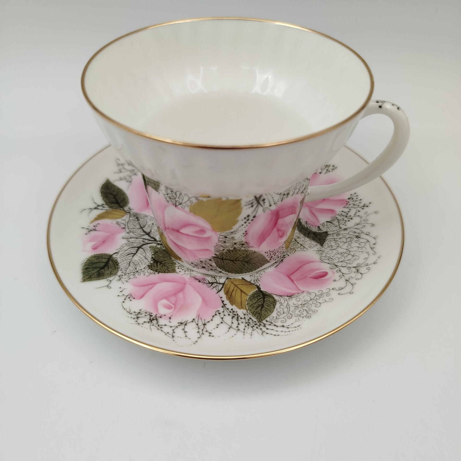 Кофейная пара с цветочным декором, форма "Волна", автор формы Э.М. Криммер, фарфор, деколь с подрисовкой, Императорский фарфоровый завод (ИФЗ), Российская Федерация, 1990-2010 гг.