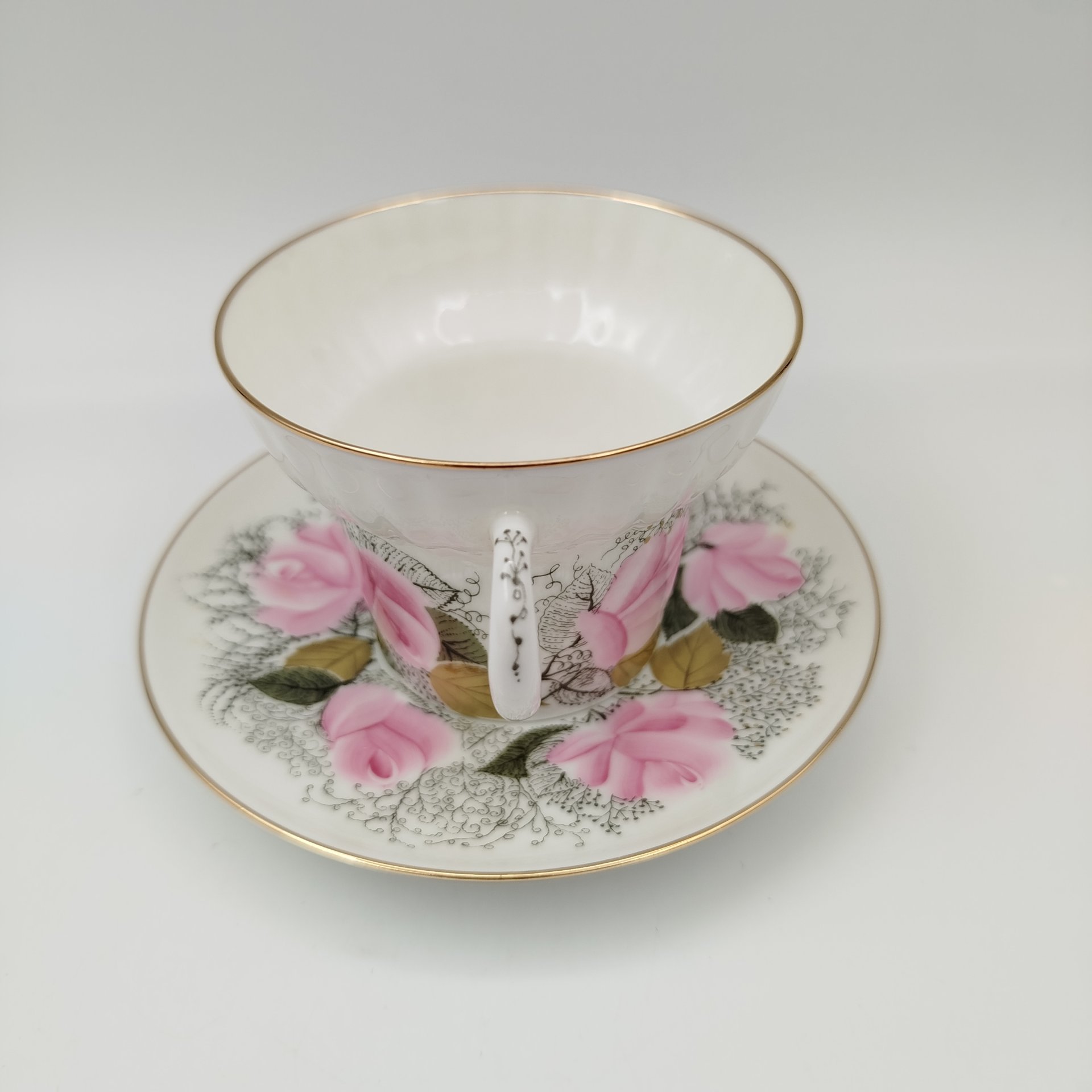 Кофейная пара с цветочным декором, форма "Волна", автор формы Э.М. Криммер, фарфор, деколь с подрисовкой, Императорский фарфоровый завод (ИФЗ), Российская Федерация, 1990-2010 гг.