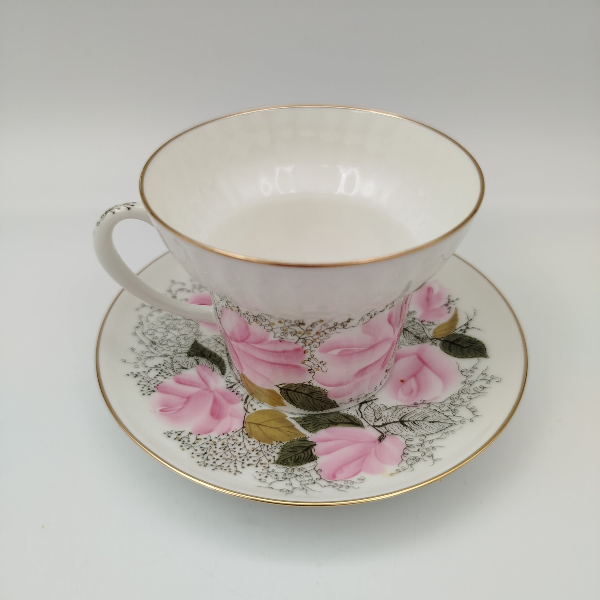 Кофейная пара с цветочным декором, форма "Волна", автор формы Э.М. Криммер, фарфор, деколь с подрисовкой, Императорский фарфоровый завод (ИФЗ), Российская Федерация, 1990-2010 гг.