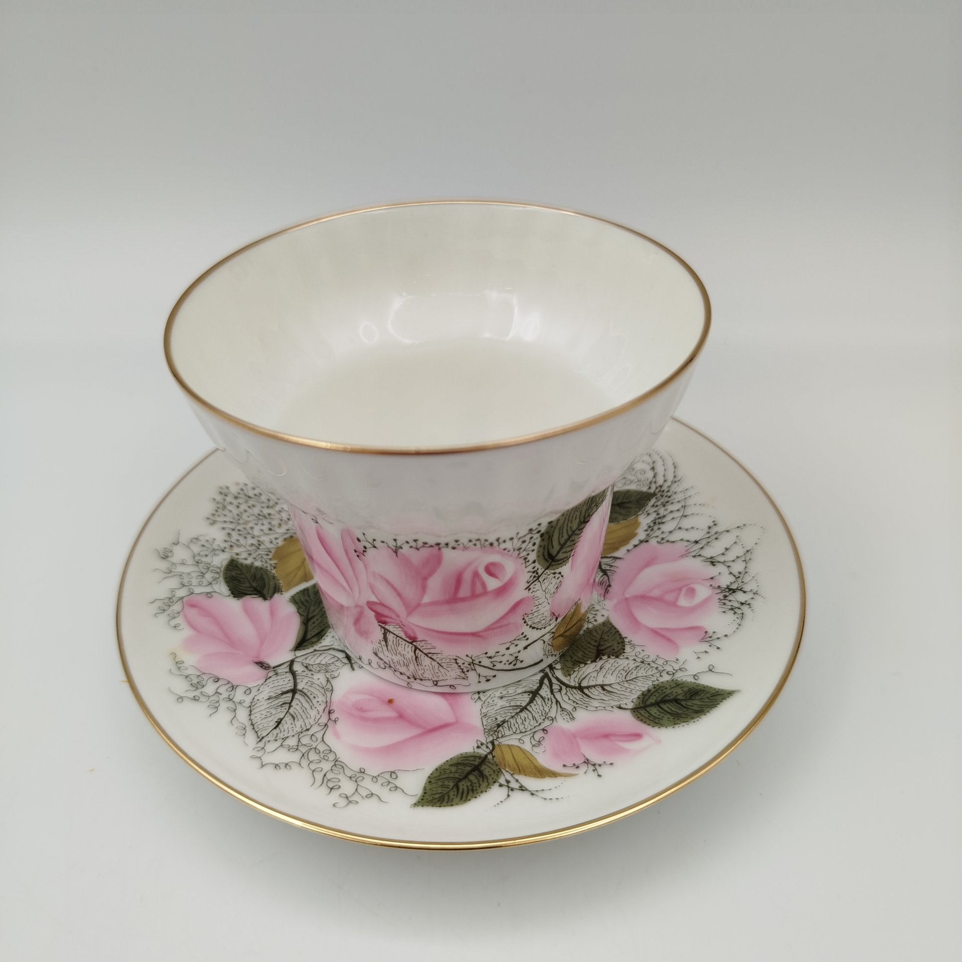 Кофейная пара с цветочным декором, форма "Волна", автор формы Э.М. Криммер, фарфор, деколь с подрисовкой, Императорский фарфоровый завод (ИФЗ), Российская Федерация, 1990-2010 гг.