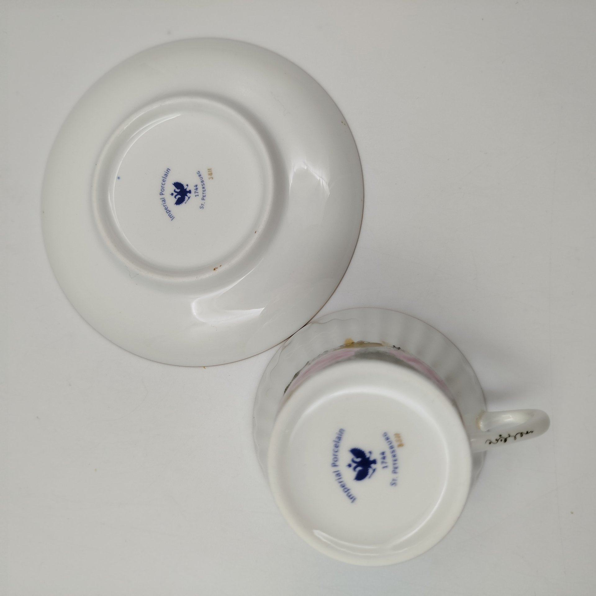 Кофейная пара с цветочным декором, форма "Волна", автор формы Э.М. Криммер, фарфор, деколь с подрисовкой, Императорский фарфоровый завод (ИФЗ), Российская Федерация, 1990-2010 гг.