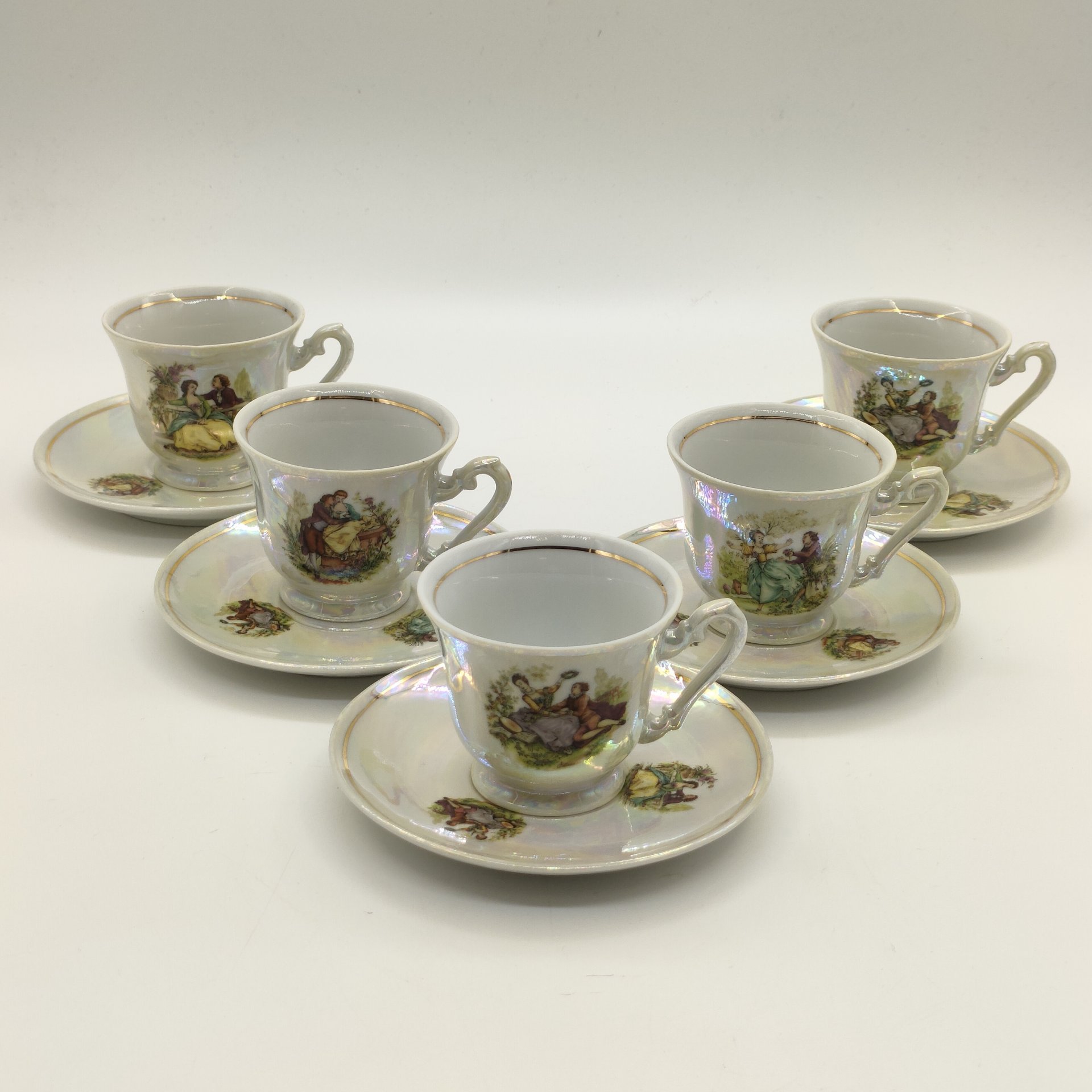 Набор из 5-ти кофейных пар из сервиза "Мадонна", украшенных изображением галантных сцен, фарфор, люстр, деколь, золочение, FP Zajecar, Югославия, 1980-2000 гг.
