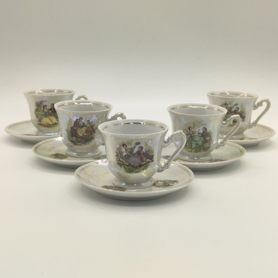 Набор из 5-ти кофейных пар из сервиза "Мадонна", украшенных изображением галантных сцен, фарфор, люстр, деколь, золочение, FP Zajecar, Югославия, 1980-2000 гг.