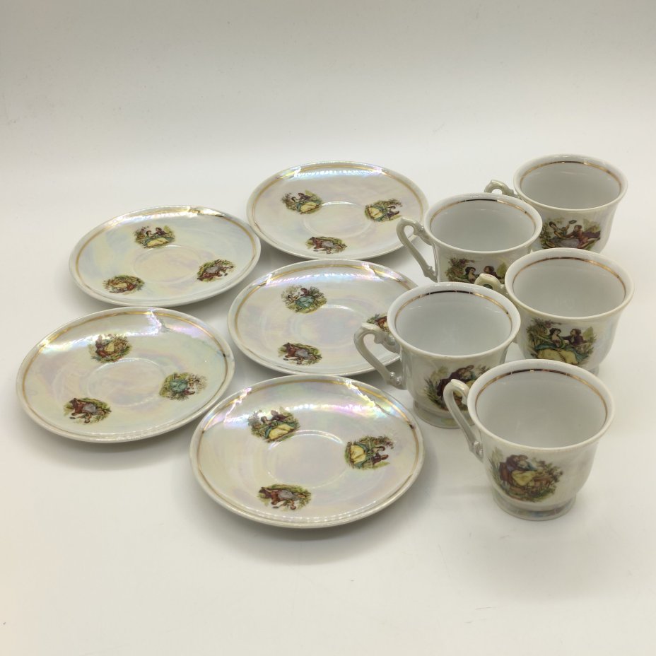 Набор из 5-ти кофейных пар из сервиза "Мадонна", украшенных изображением галантных сцен, фарфор, люстр, деколь, золочение, FP Zajecar, Югославия, 1980-2000 гг.