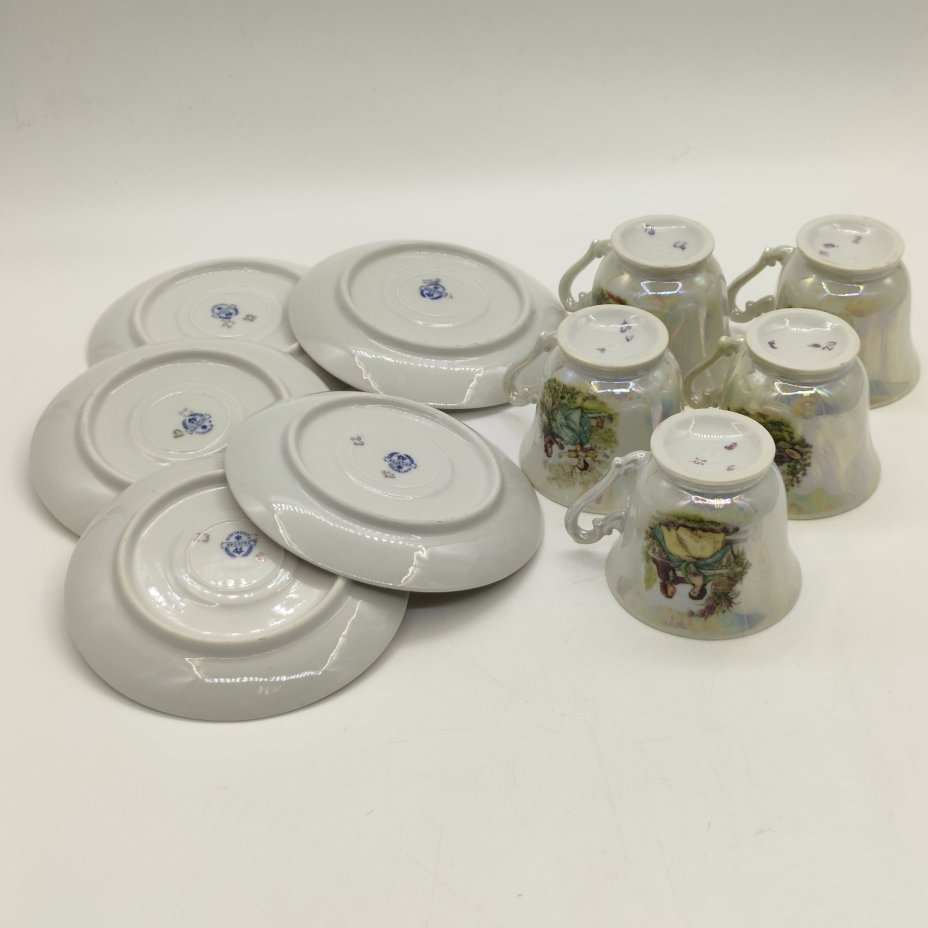 Набор из 5-ти кофейных пар из сервиза "Мадонна", украшенных изображением галантных сцен, фарфор, люстр, деколь, золочение, FP Zajecar, Югославия, 1980-2000 гг.