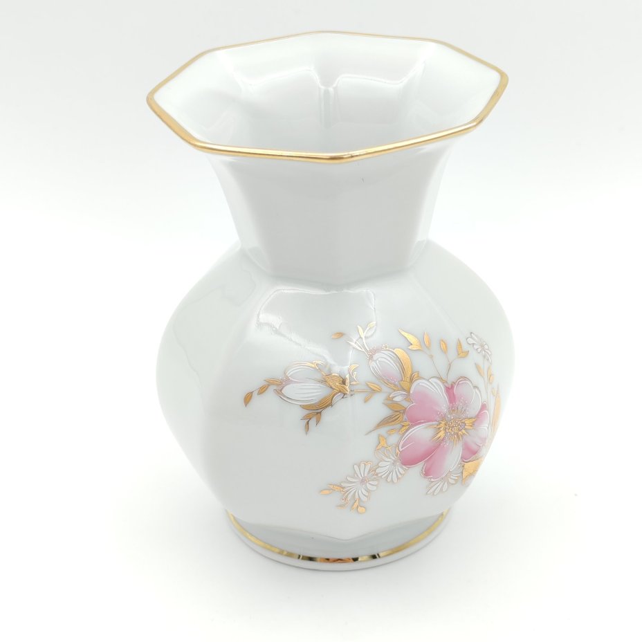 Миниатюрная ваза с гранями, украшенная розовым букетом, Gloria Fine Porcelain Bavaria, фарфор, деколь, золочение, Германия, 1970-1980 гг.