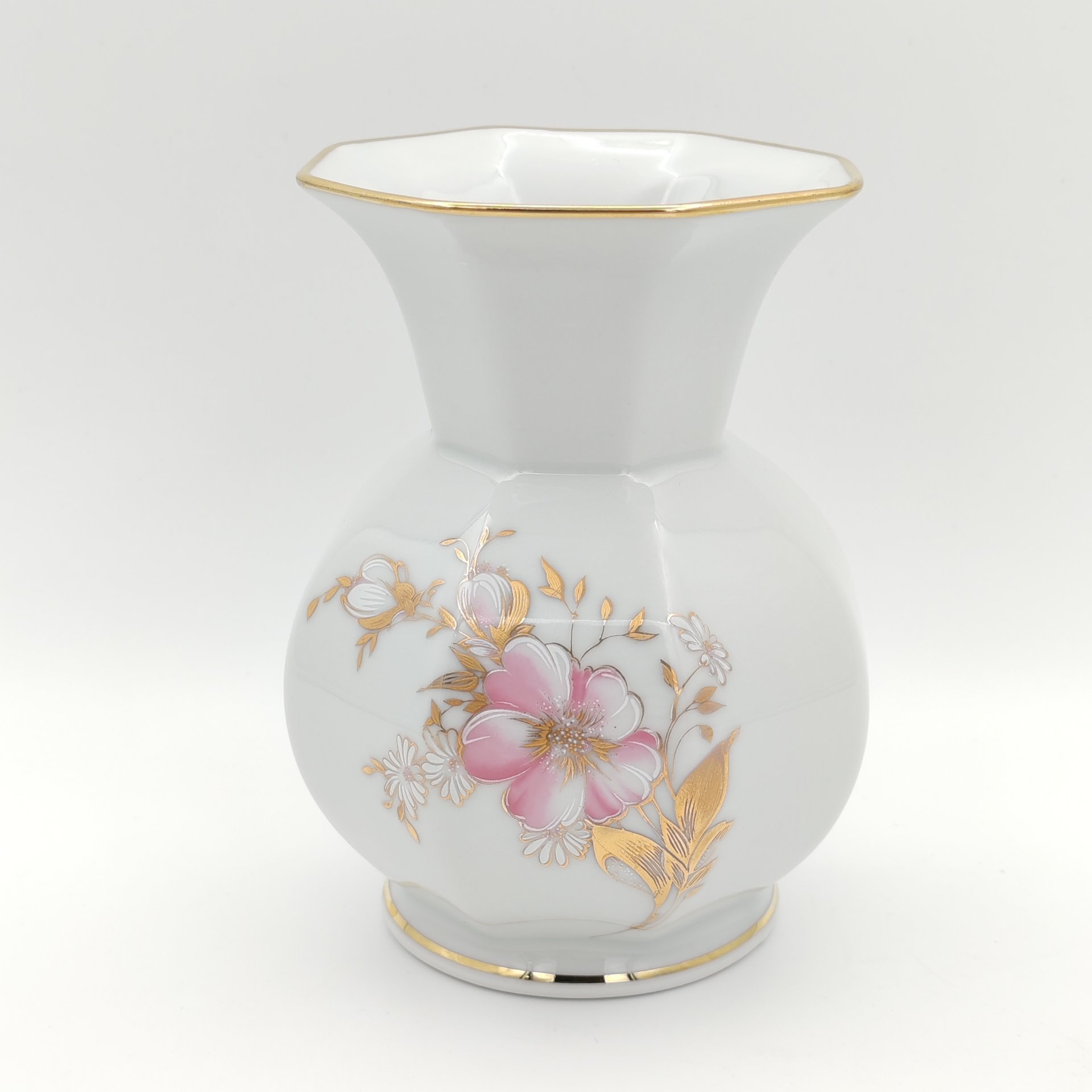 Миниатюрная ваза с гранями, украшенная розовым букетом, Gloria Fine Porcelain Bavaria, фарфор, деколь, золочение