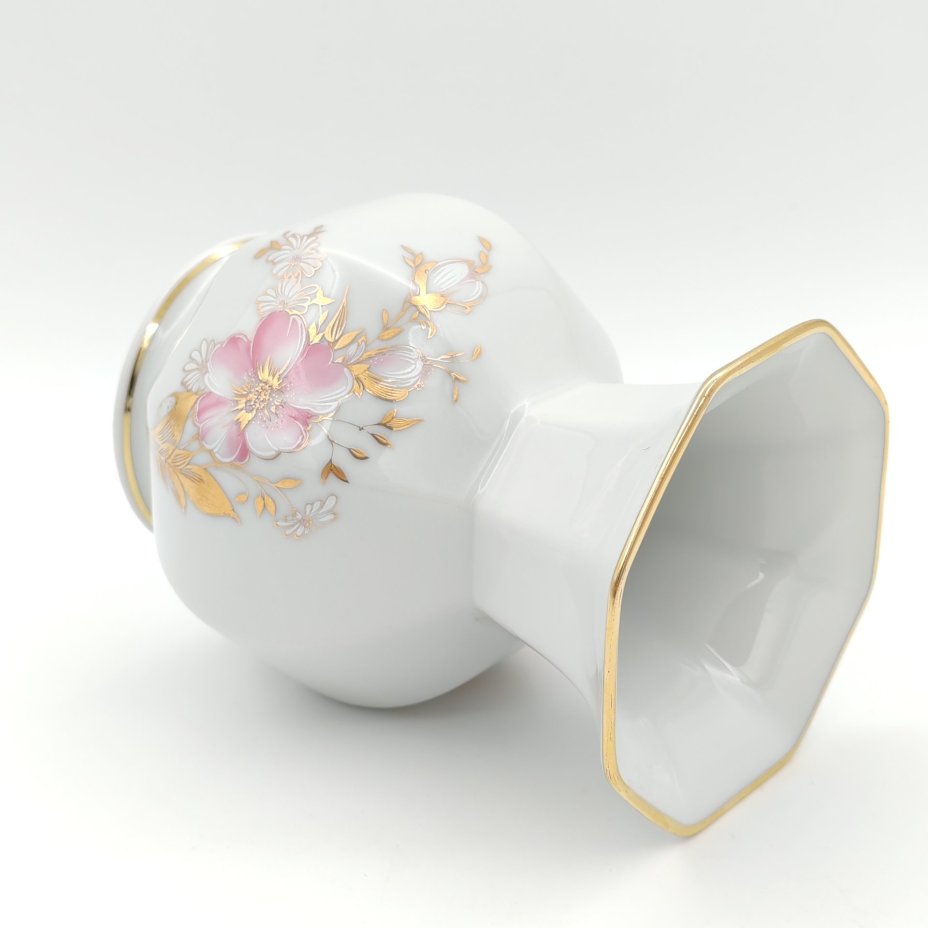 Миниатюрная ваза с гранями, украшенная розовым букетом, Gloria Fine Porcelain Bavaria, фарфор, деколь, золочение