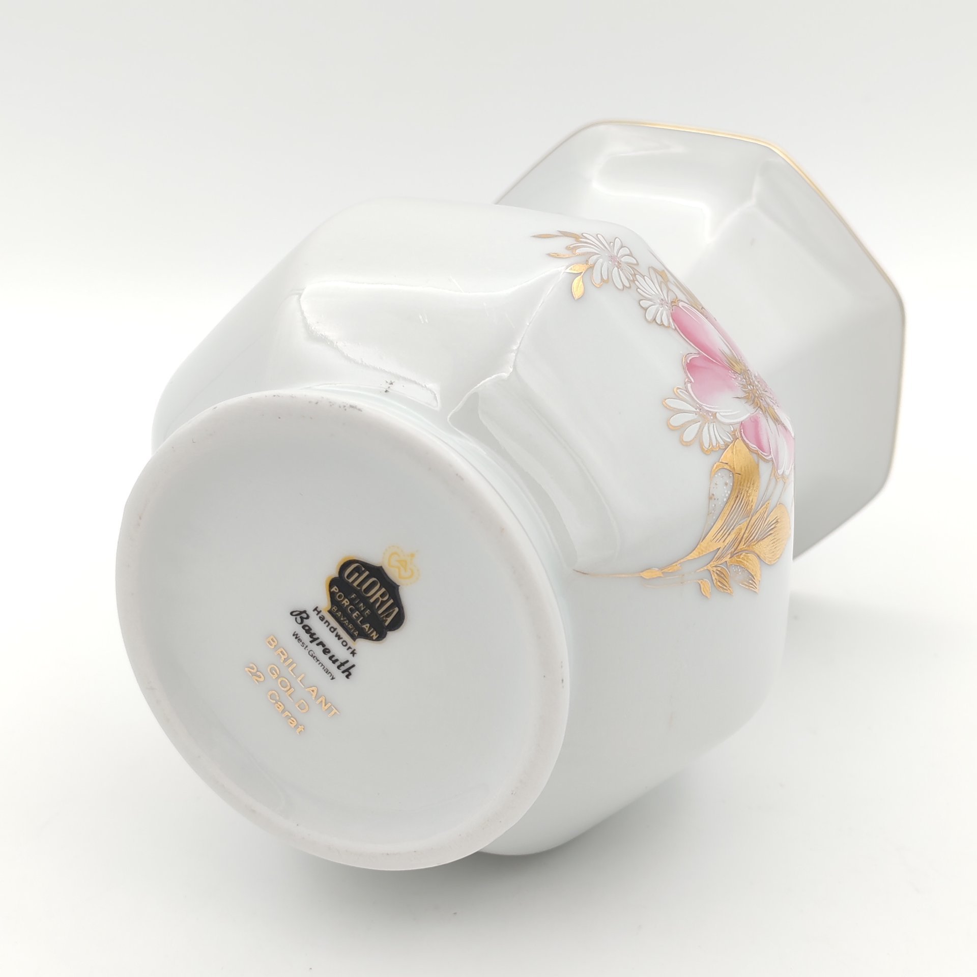 Миниатюрная ваза с гранями, украшенная розовым букетом, Gloria Fine Porcelain Bavaria, фарфор, деколь, золочение