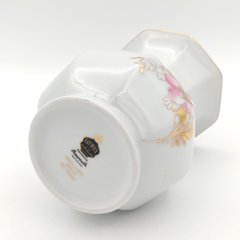 Миниатюрная ваза с гранями, украшенная розовым букетом, Gloria Fine Porcelain Bavaria, фарфор, деколь, золочение