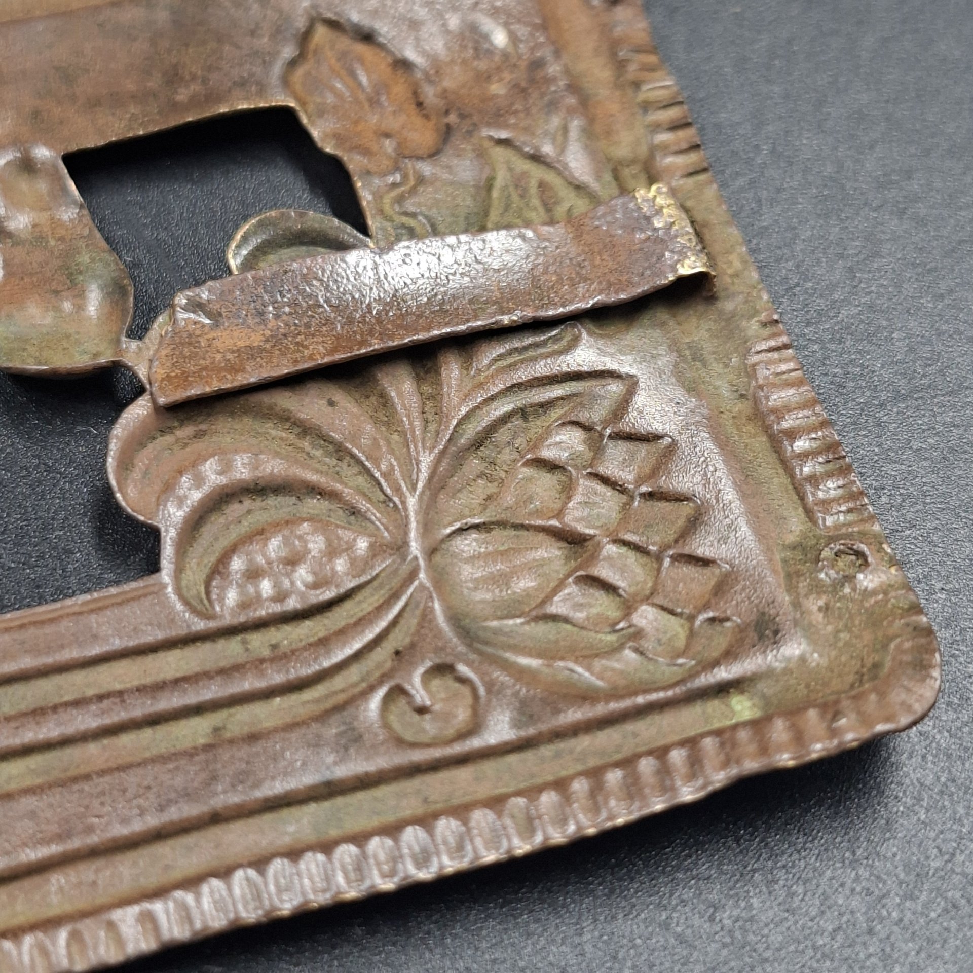 Пряжка женская поясная прямоугольной формы с цветочным декором в стиле модерн, металл, штамповка, Российская империя, 1890-1915 гг.