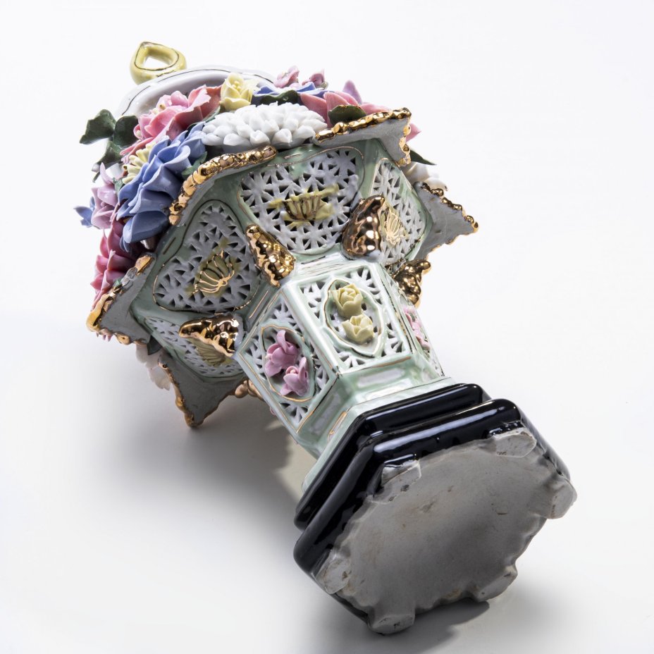 Статуэтка "Ваза с цветами", фарфор, роспись, Китай, 1990-2000 гг.