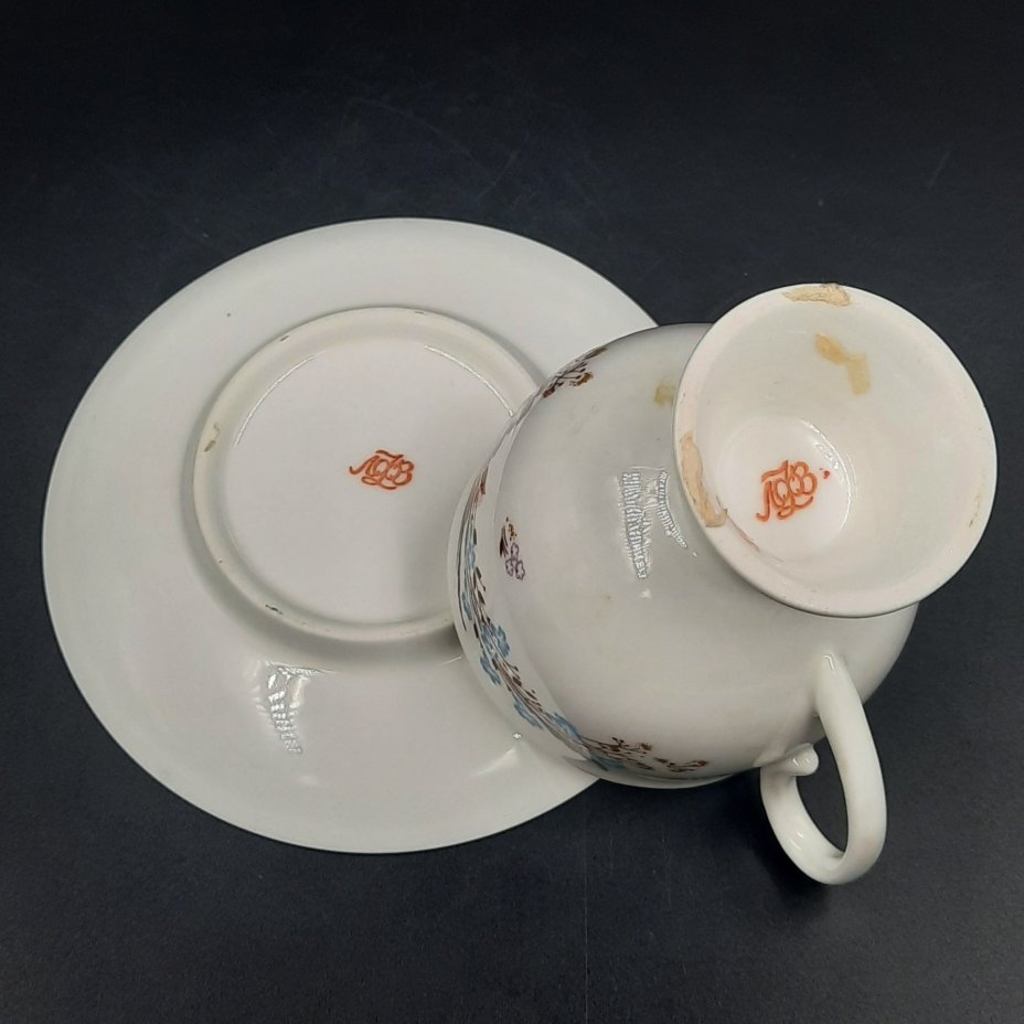 Пара кофейная с цветочным декором (форма "Классическая-2", автор Н.П. Славина), фарфор, деколь, золочение, Ленинградский фарфоровый завод (ЛФЗ), СССР, 1989-2001 гг.