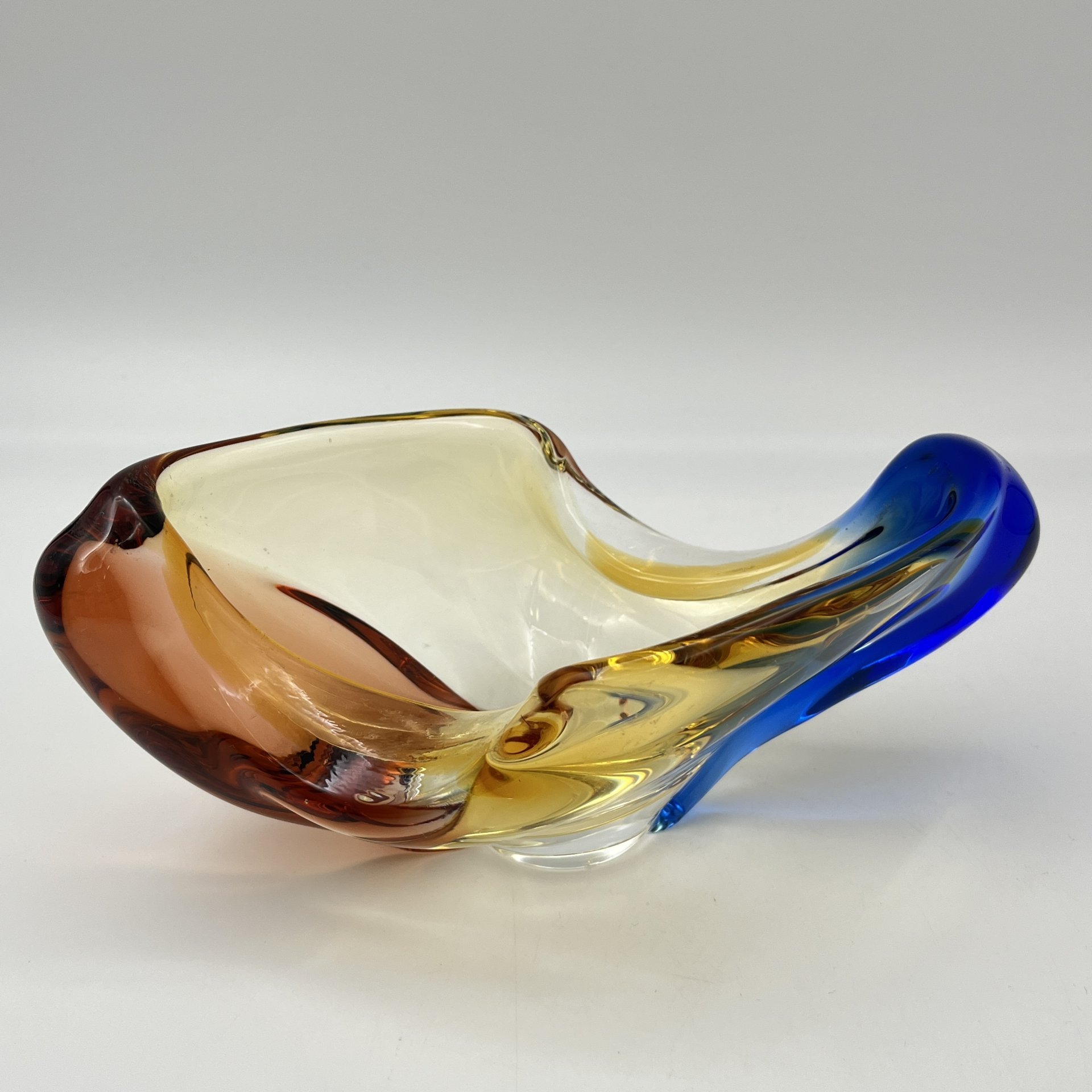 Вазочка (пепельница) из серии "Рапсодия", дизайнер Франтишек Земек (František Zemek), Mstisov Glassworks (Стекольный завод в Мстишов), стекло, гутная техника, Чехословакия, 1970-1990 гг.