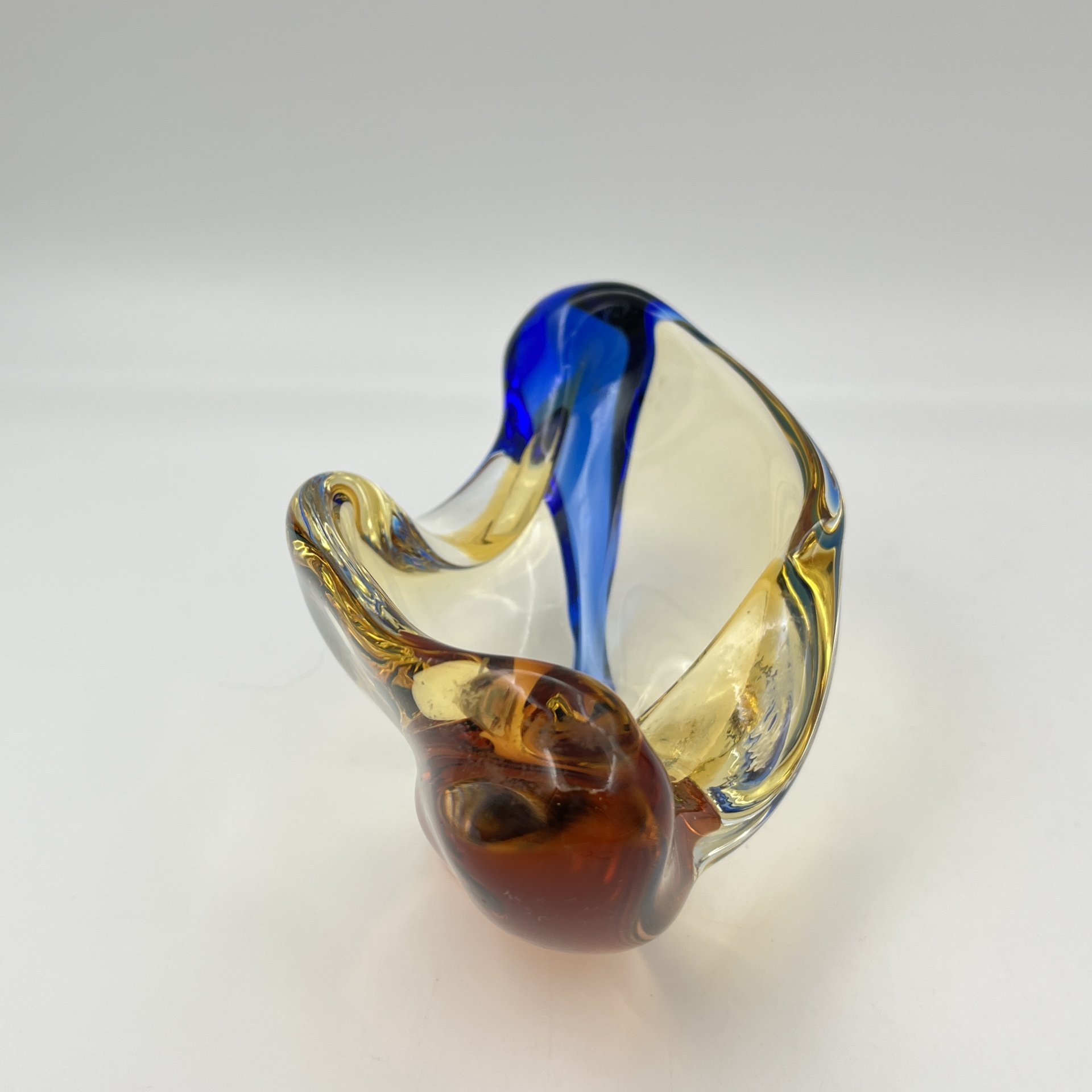 Вазочка (пепельница) из серии "Рапсодия", дизайнер Франтишек Земек (František Zemek), Mstisov Glassworks (Стекольный завод в Мстишов), стекло, гутная техника, Чехословакия, 1970-1990 гг.