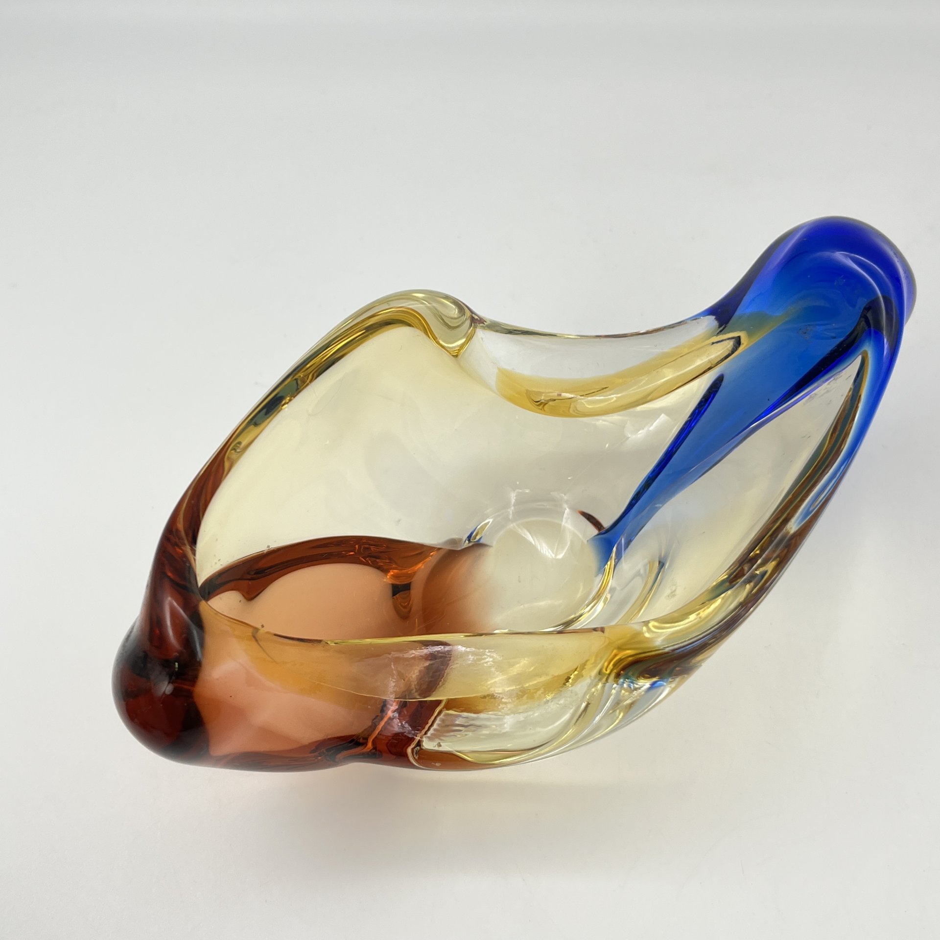 Вазочка (пепельница) из серии "Рапсодия", дизайнер Франтишек Земек (František Zemek), Mstisov Glassworks (Стекольный завод в Мстишов), стекло, гутная техника, Чехословакия, 1970-1990 гг.