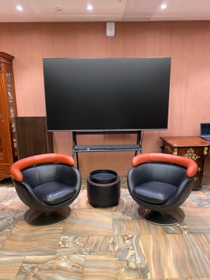 Мебельный гарнитур в стиле mid-centuary в черно-терракотовой цветовой гамме, состоящий из пары вращающихся кресел и столика-пуфика