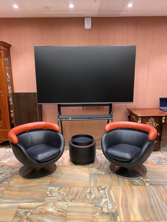 Мебельный гарнитур в стиле mid-centuary в черно-терракотовой цветовой гамме, состоящий из пары вращающихся кресел и столика-пуфика