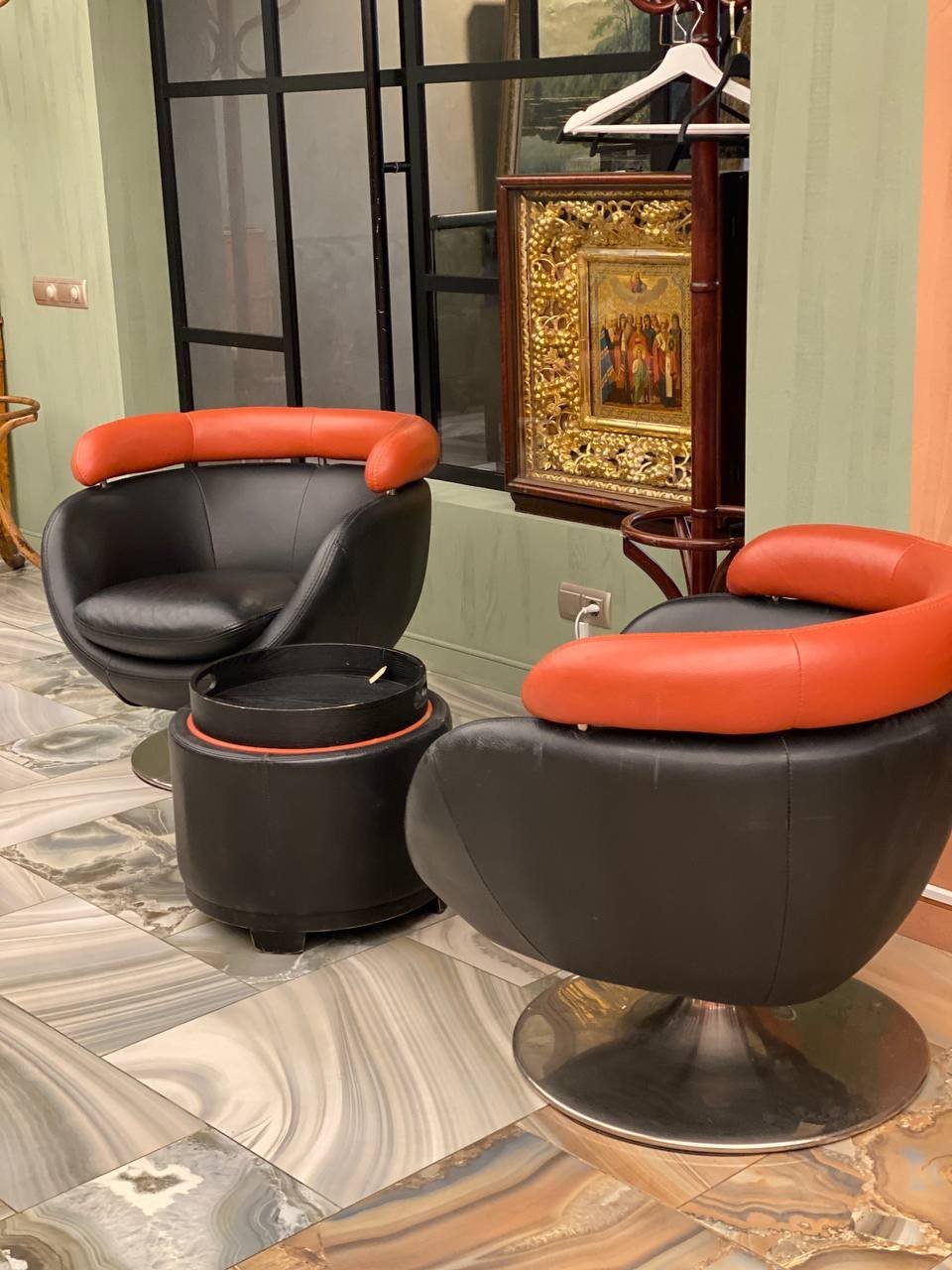 Мебельный гарнитур в стиле mid-centuary в черно-терракотовой цветовой гамме, состоящий из пары вращающихся кресел и столика-пуфика