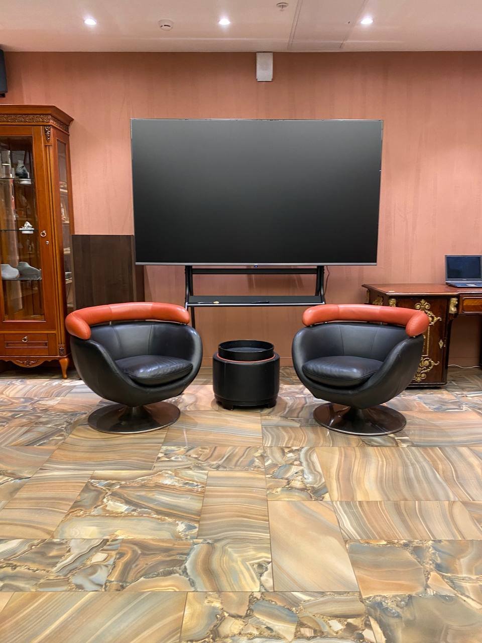 Мебельный гарнитур в стиле mid-centuary в черно-терракотовой цветовой гамме, состоящий из пары вращающихся кресел и столика-пуфика