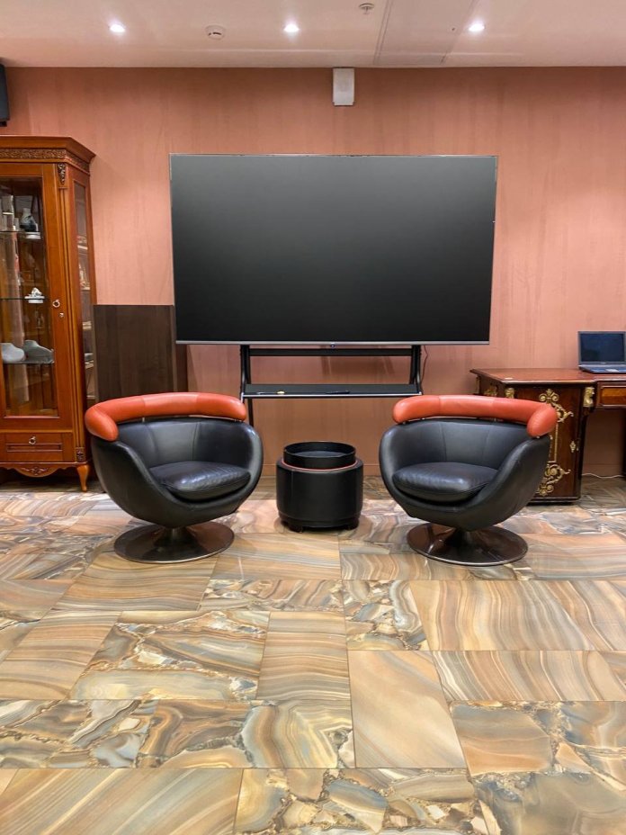 Мебельный гарнитур в стиле mid-centuary в черно-терракотовой цветовой гамме, состоящий из пары вращающихся кресел и столика-пуфика