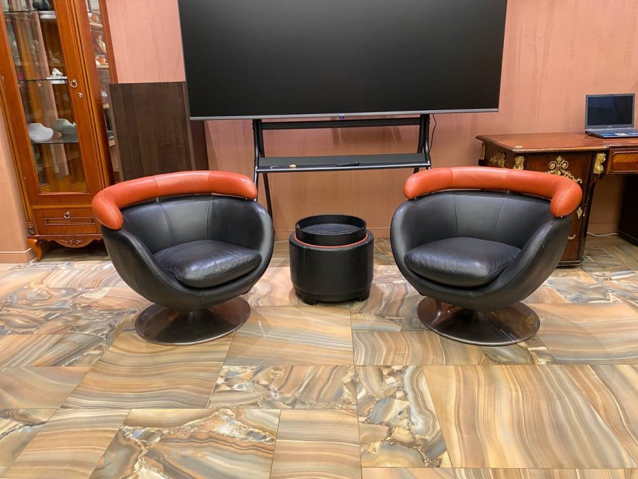 Мебельный гарнитур в стиле mid-centuary в черно-терракотовой цветовой гамме, состоящий из пары вращающихся кресел и столика-пуфика