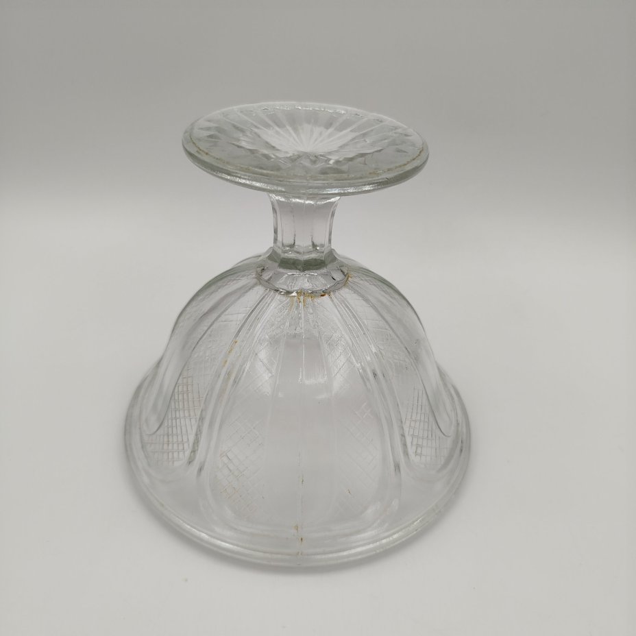 Конфетница на ножке с рельефным декором, стекло