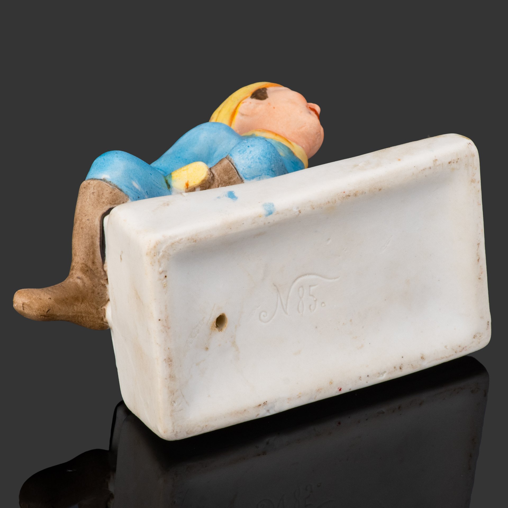 Статуэтка "Мальчик на санках", №85, бисквит, роспись, Городницкий фарфоровый завод, СССР, 1930-1940 гг.