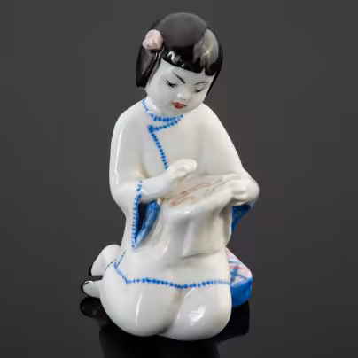 Статуэтка "Китаянка" (Китаянка за вышивкой), автор Г.С. Столбова, Ленинградский фарфоровый завод (ЛФЗ)