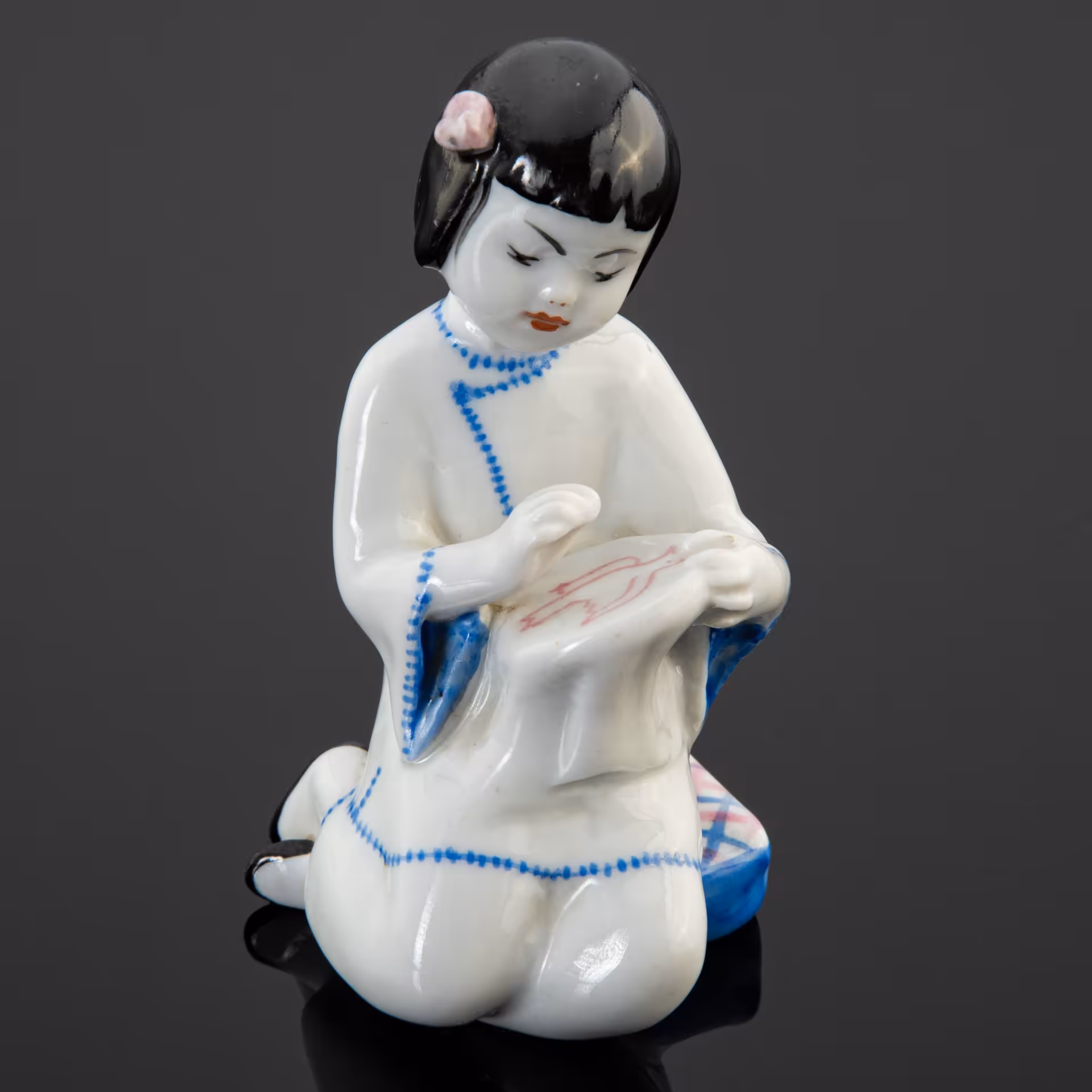 Статуэтка "Китаянка" (Китаянка за вышивкой), автор Г.С. Столбова, Ленинградский фарфоровый завод (ЛФЗ)