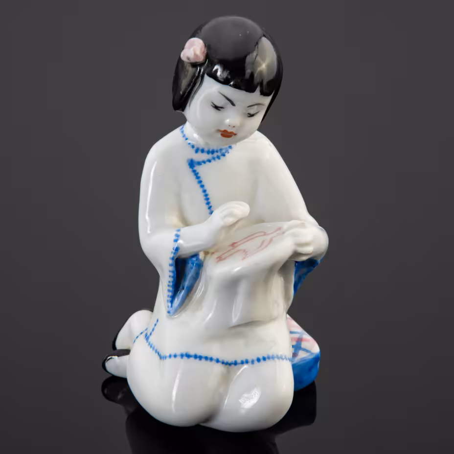 Статуэтка "Китаянка" (Китаянка за вышивкой), автор Г.С. Столбова, Ленинградский фарфоровый завод (ЛФЗ)
