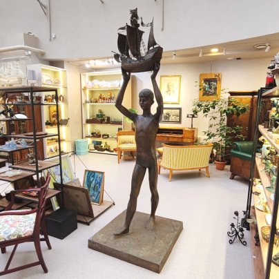 Скульптура "Мальчик с кораблем", автор А. Дегтярев