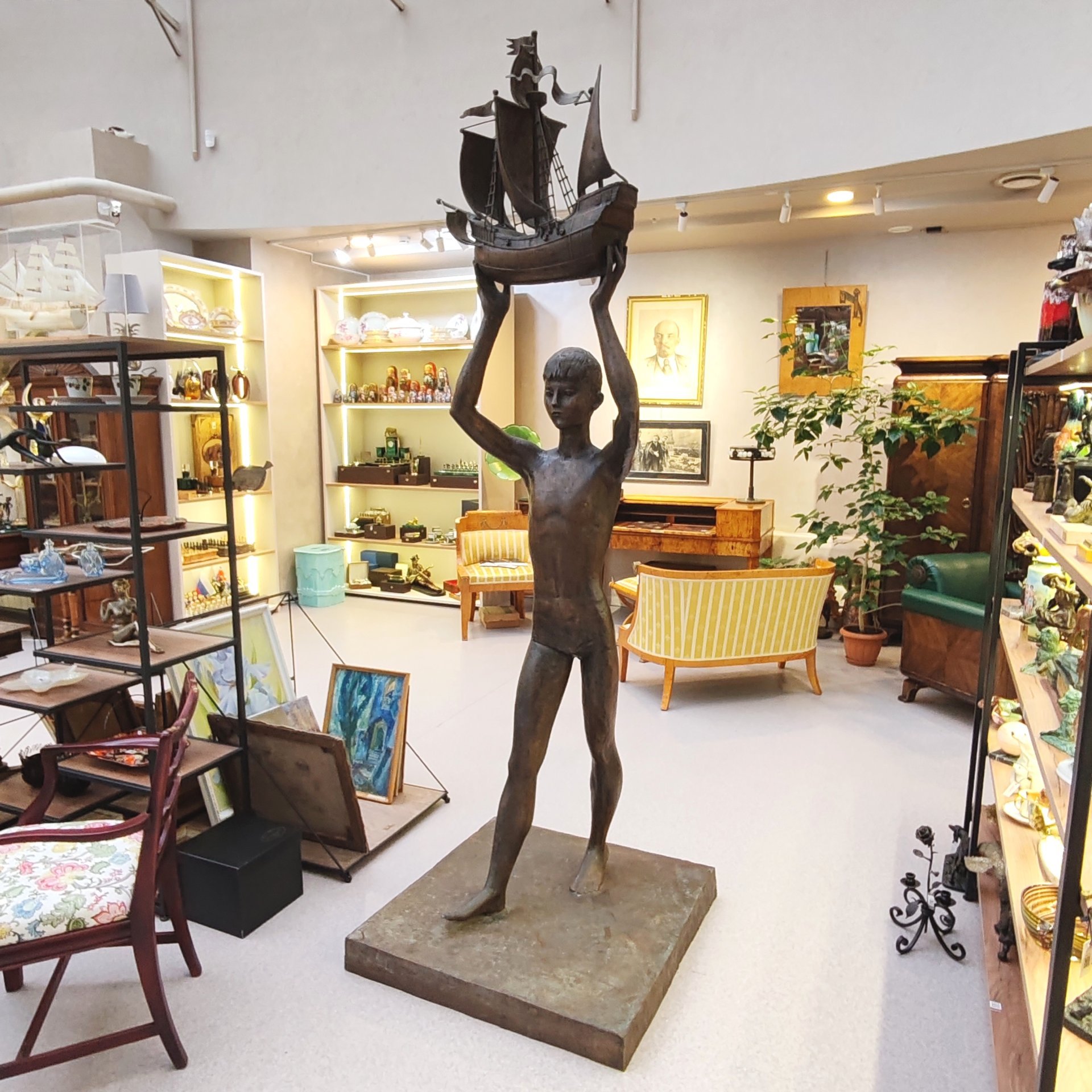 Скульптура "Мальчик с кораблем", автор А. Дегтярев