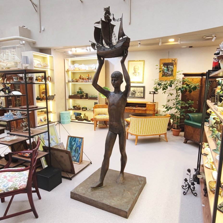 Скульптура "Мальчик с кораблем", автор А. Дегтярев, бронза, СССР, 1989 г.