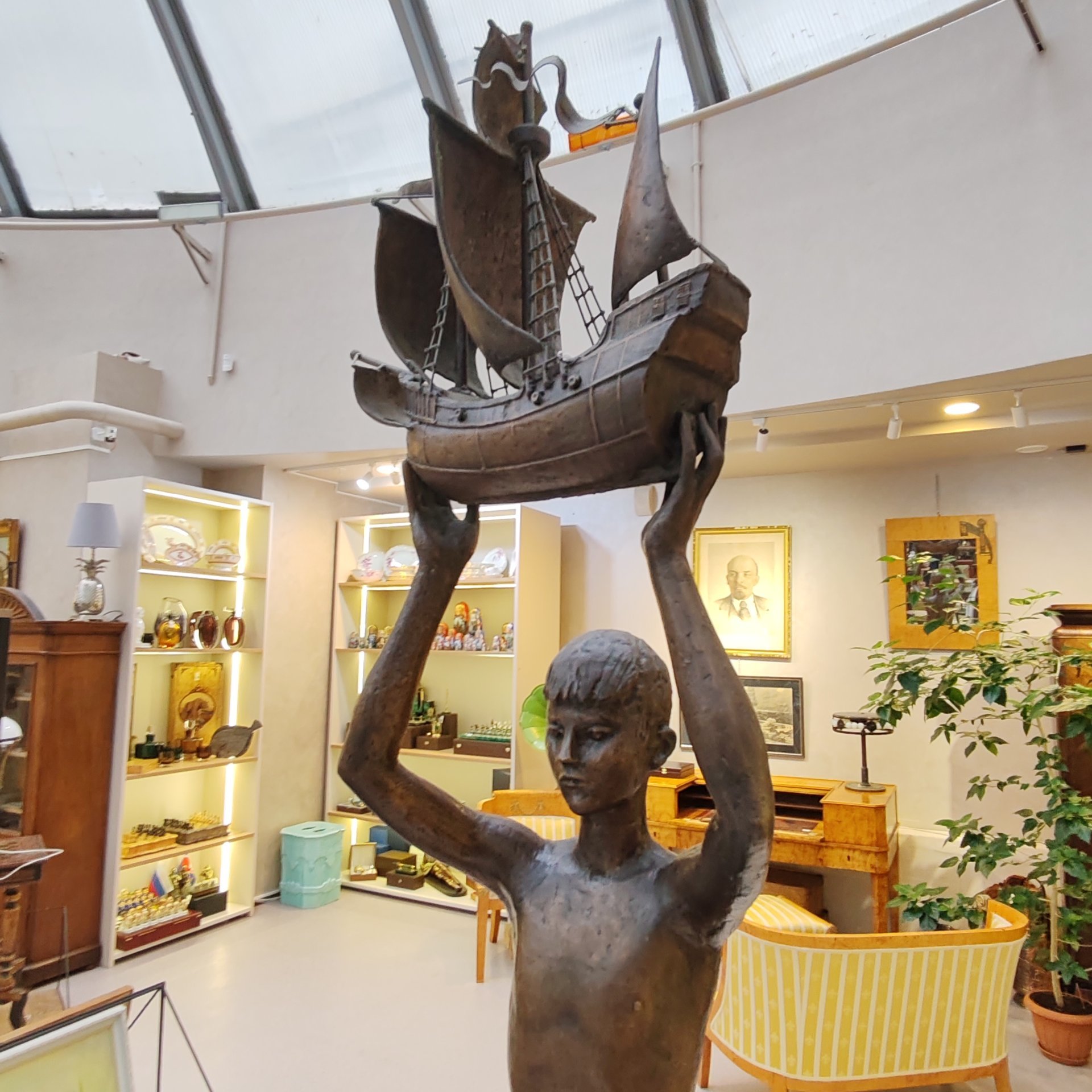 Скульптура "Мальчик с кораблем", автор А. Дегтярев