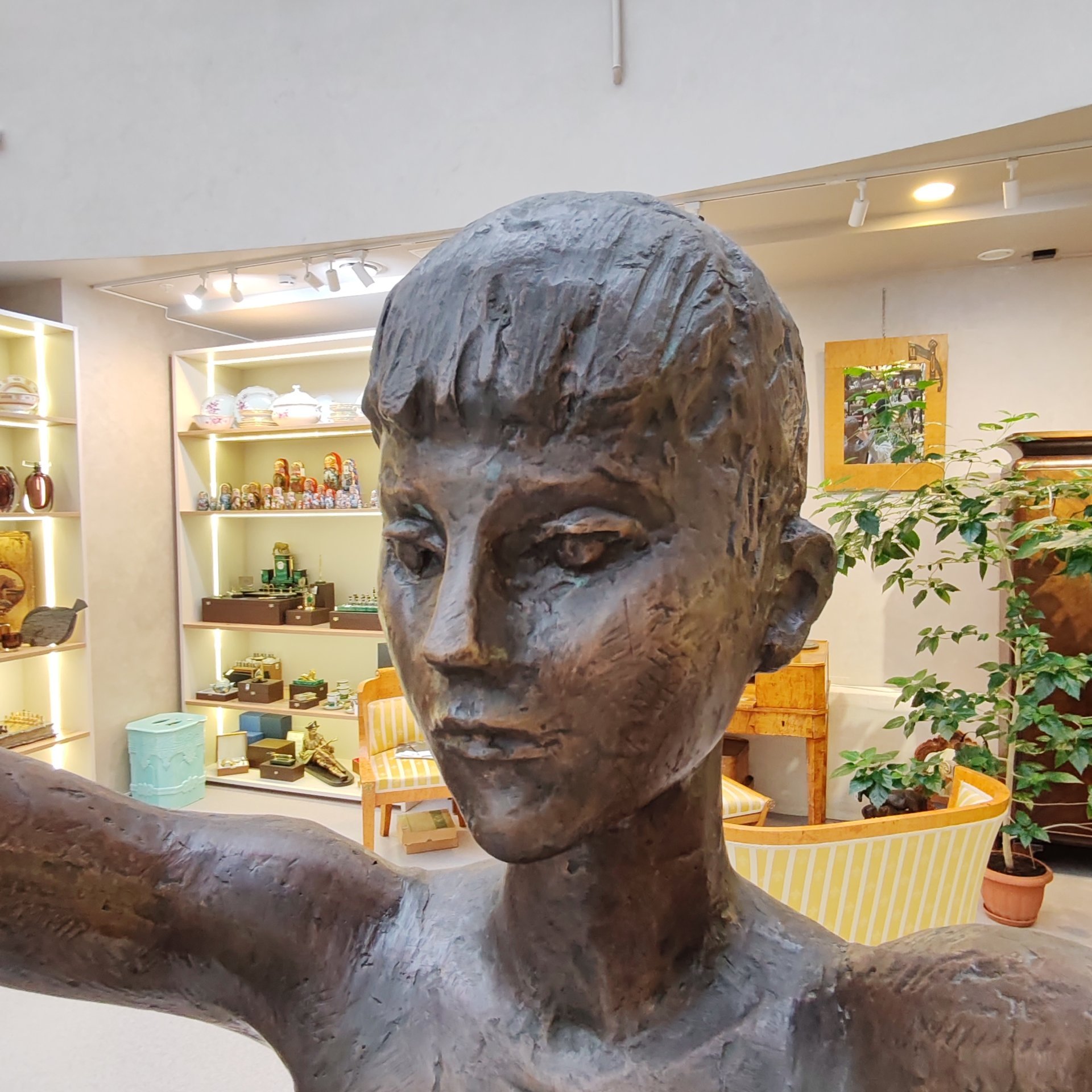 Скульптура "Мальчик с кораблем", автор А. Дегтярев